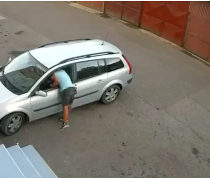 Tânărul a profitat de imprudența livratorului. FOTO captură Presa SM
