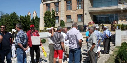 Fostii salariati de CET protesteaza in fata Prefecturii