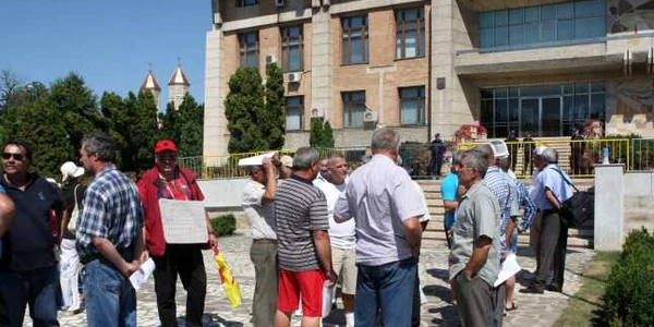 Fostii salariati de CET protesteaza in fata Prefecturii