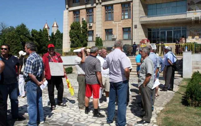 Fostii salariati de CET protesteaza in fata Prefecturii