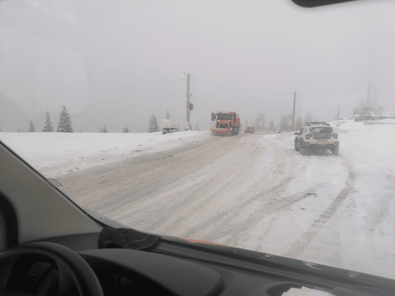 Ceață și zăpadă pe drumurile din Maramureș. Se anunță vreme rece și ninsori