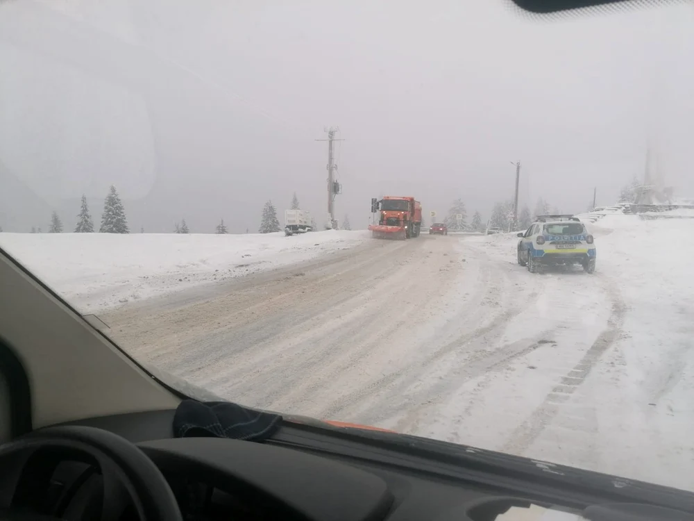 Zăpadă în Pasul Prislop   FOTO  CJSU Maramureș