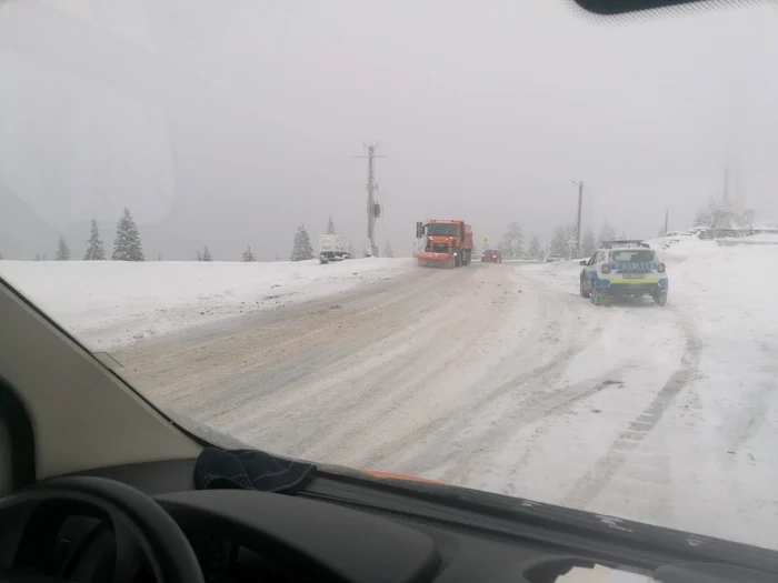 Zăpadă în Pasul Prislop   FOTO  CJSU Maramureș