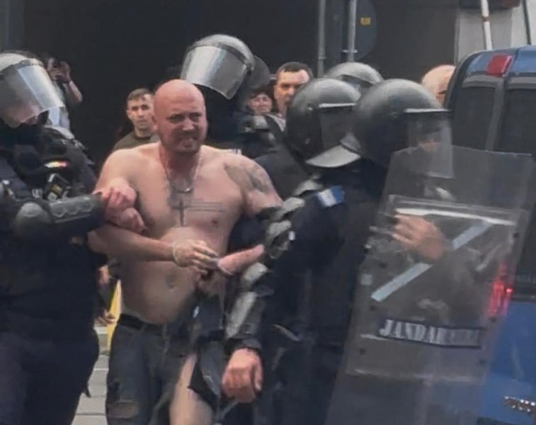 Haosul din Piața Victoriei aduce primele arestări. Suspecții au interzis să mai intre pe rețelele sociale