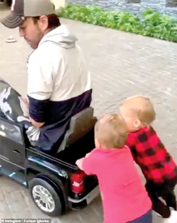 
    E cuplat cu Anna Kournikova din 2001 şi în februarie 2020 s-a născut Masha   