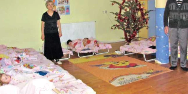 Ioana şi Neculai Mihalcea, alături de micuţii de la grădiniţă