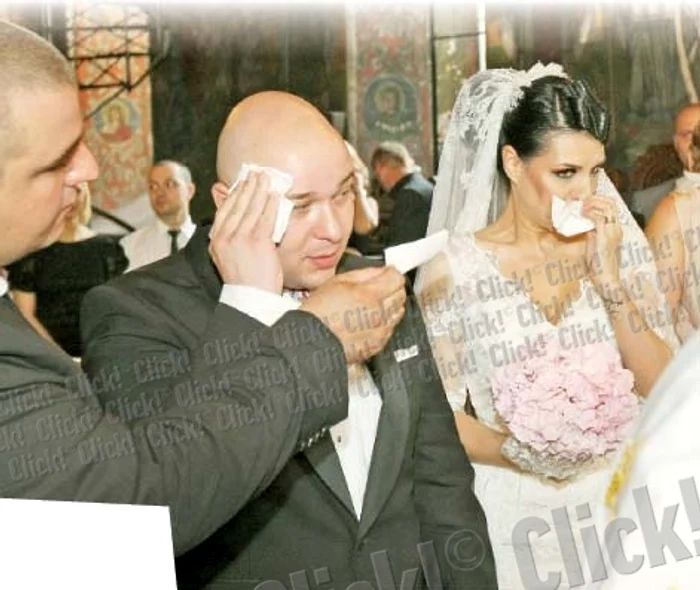 
    Mirii au fost nevoiţi să-şi şteargă  frunţile din cauza căldurii.  Naşii le-au dat mereu şerveţele  