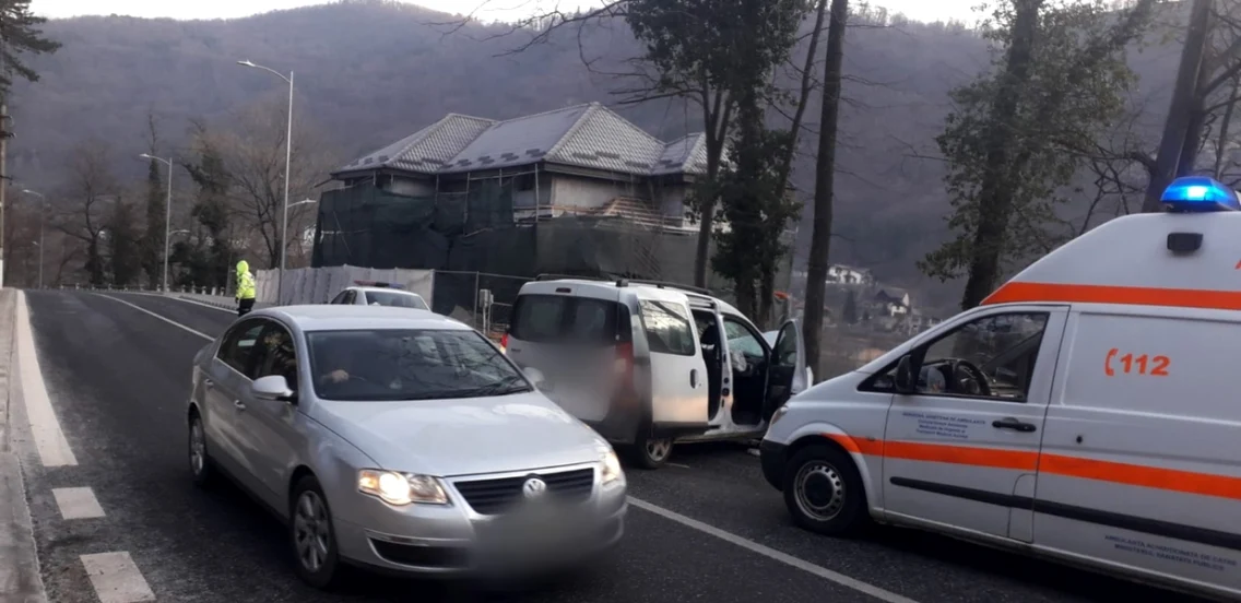 Accident rutier cu cinci victime în Căciulata staţiunea Călimăneşti pe DN 7 lângă Vila Cantacuzino - Vâlcea pe Valea Oltului Foto ISU Vâlcea