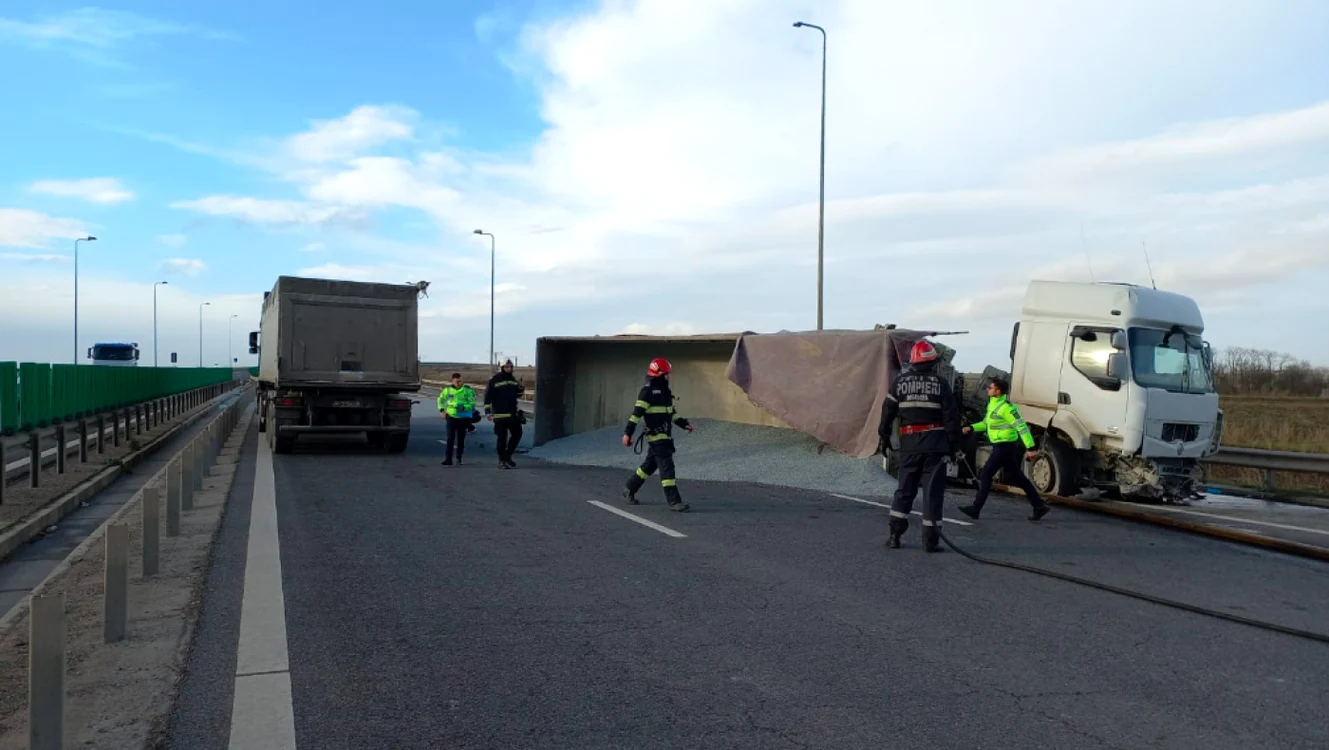 Accident pe A4 un TIR a intrat în parapet şi pe contrasens lovind alt TIR Sursa martor