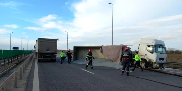 Accident pe A2 Autostrada Soarelui - un TIR a intrat în parapet şi pe contrasens lovind alt TIR Sursa martor