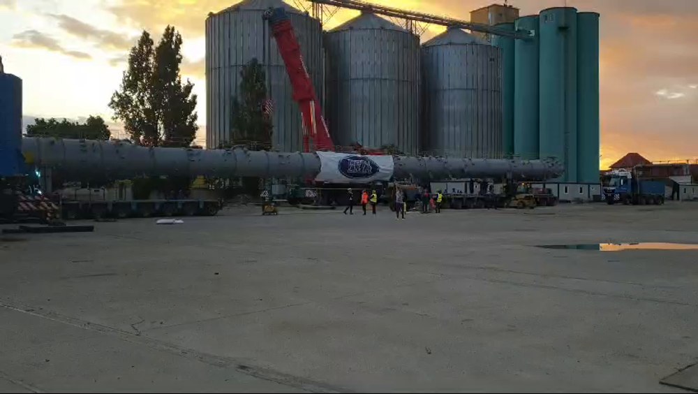 Instalație gigant, de 6,5 milioane de euro, transportată în condiții excepționale pe șoselele din România VIDEO 