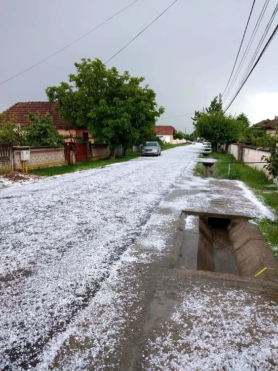 
    Pe plaja Corbu a fost  filmată o tornadă  