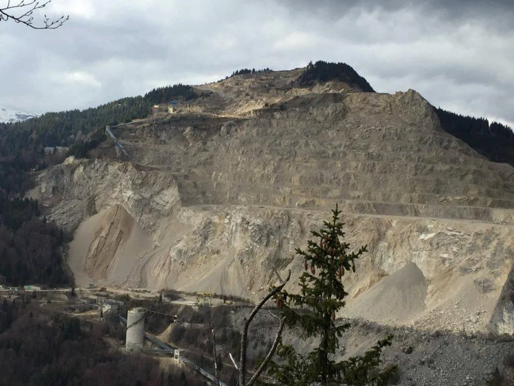 Singurul traseu din Munţii Bucegi de pe care se poate admira cariera de calcar a fabricii de ciment din Fieni, dată în folosinţă în 1941