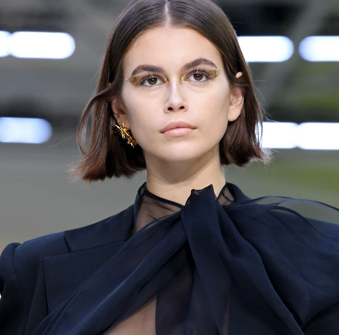 
    Kaia a rămas cu unul dintre sâni la vedere, pe podiumFoto: Profimedia  