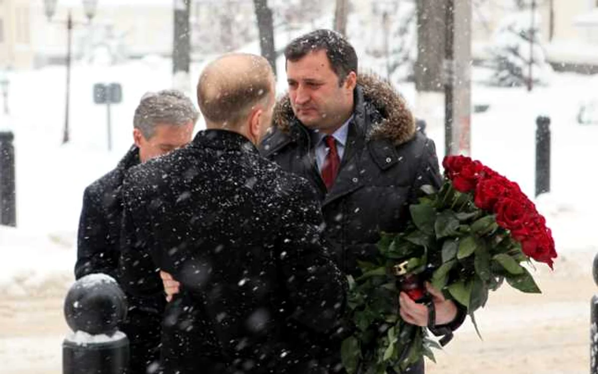 Premierul Vlad Filat si ambasadorul SUA la Chisinau, William H. Moser. FOTO gov.md