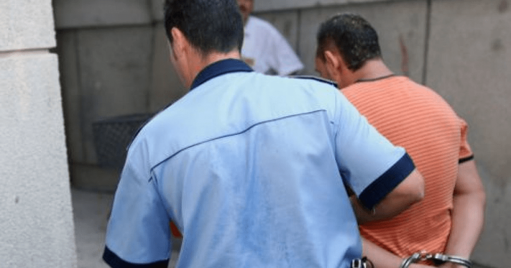 Bunicuță tâlhărită cu sălbăticie de alimente în plină stradă. Agresorul este un adolescent 