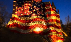 Castelul Bran luminat în culorile steagului american FOTO  Ambasada SUA jpg
