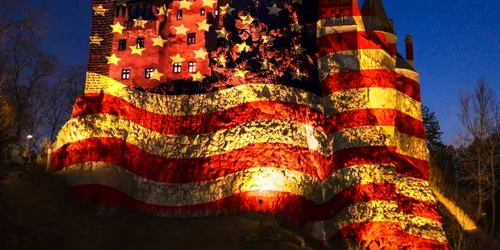 Castelul Bran luminat în culorile steagului american FOTO  Ambasada SUA jpg