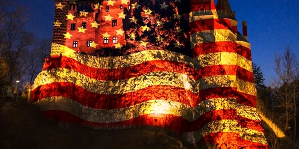 Castelul Bran luminat în culorile steagului american FOTO  Ambasada SUA jpg