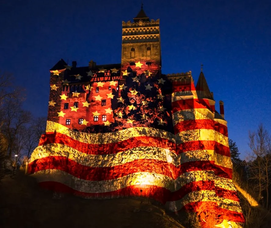 Castelul Bran, luminat în culorile steagului american. FOTO: Ambasada SUA la Bucureşti