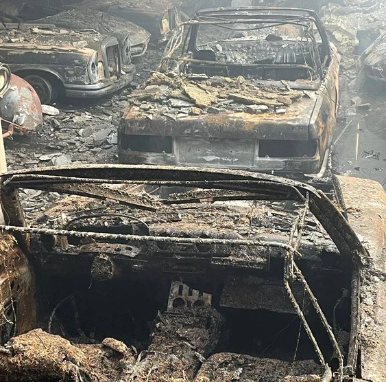 15 mașini de epocă au ars în incendiu. FOTO: Alex Prunean