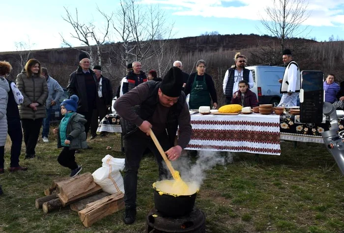 Turiștii au putut să deguste preparate tradiționale Foto: Mărioara Băbu/Facebook