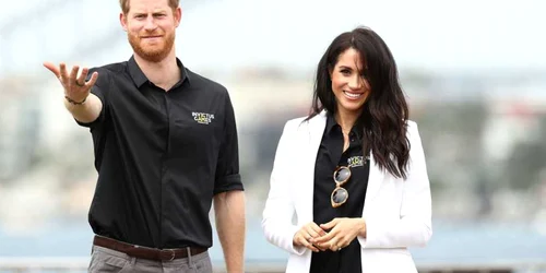 Prinţul Harry duce de Sussex şi Meghan ducesa de Sussex controlează maşini la distanţă în timpul JLR Drive Day pe Insula Cockatoo la Sydney Australia FOTO Guliver / Getty Images for the Invictus Games Foundation