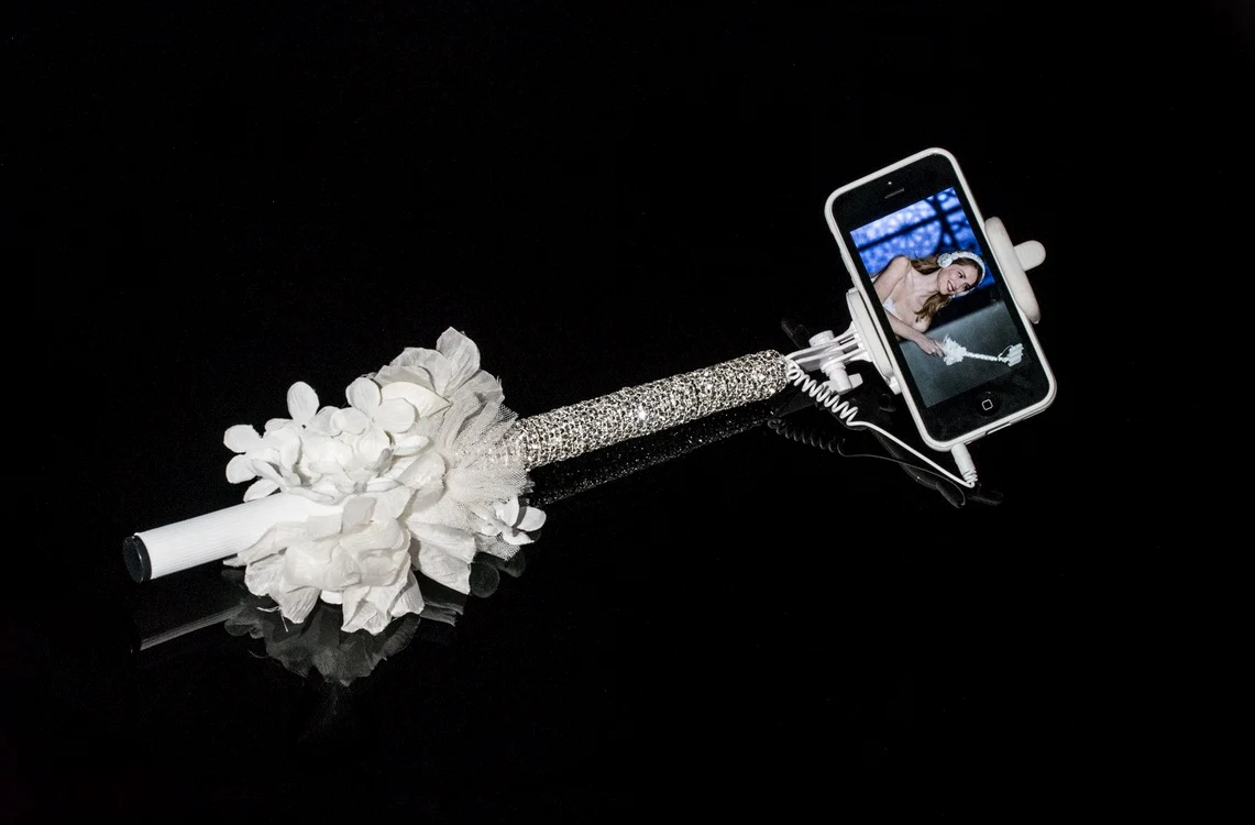 Selfie stick-ul pentru mirese este special creat pentru a se asorta la rochia albă 