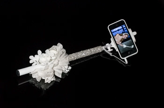 Selfie stick-ul pentru mirese este special creat pentru a se asorta la rochia albă 