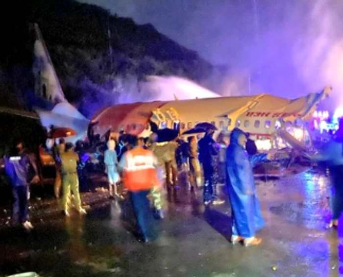 Avionul s-a rupt în două în urma aterizării eșuateFoto: Twitter