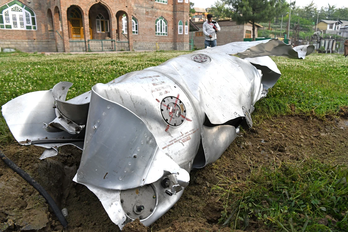 Epava unui presupus avion al Forțelor aeriene ale Indiei doborât în Kashmir FOTO Profimedia
