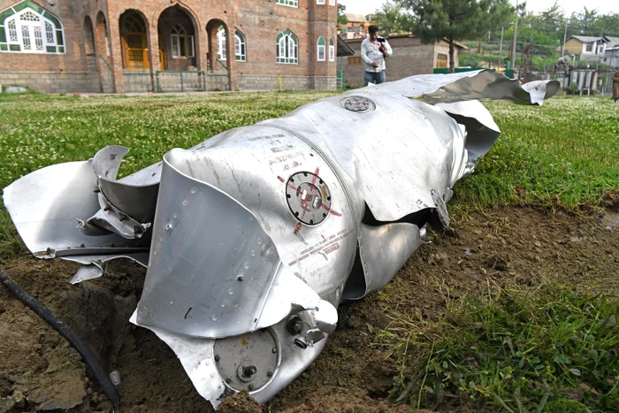 Epava unui presupus avion al Forțelor aeriene ale Indiei doborât în Kashmir FOTO Profimedia