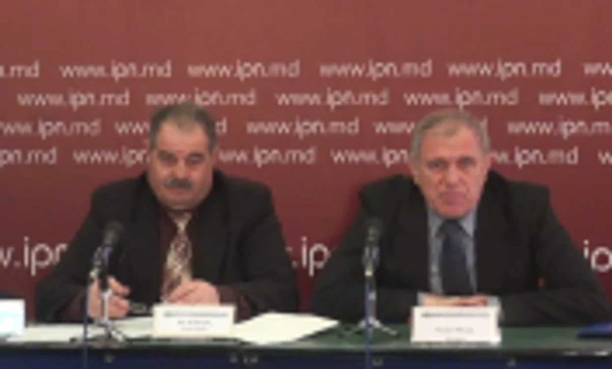 Vicepreşedintele Asociaţiei Obşteşti „Parlamentul-90”, Ion Madan (stânga) şi secretarul asociaţiei, Nicolae Misail (dreapta). FOTO: captură video