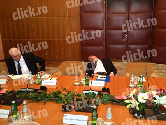 Dan Mihalache a aţipit la întâlnirea cu delegaţia sârbă, dar ce somn profund l-ar aştepta într-o ambasadă exoticăFoto: Click!