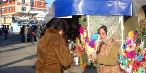 Vânzătorii de sorcove numără clienții pe degetele unei singure mâini