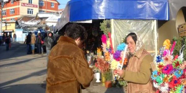 Vânzătorii de sorcove numără clienții pe degetele unei singure mâini