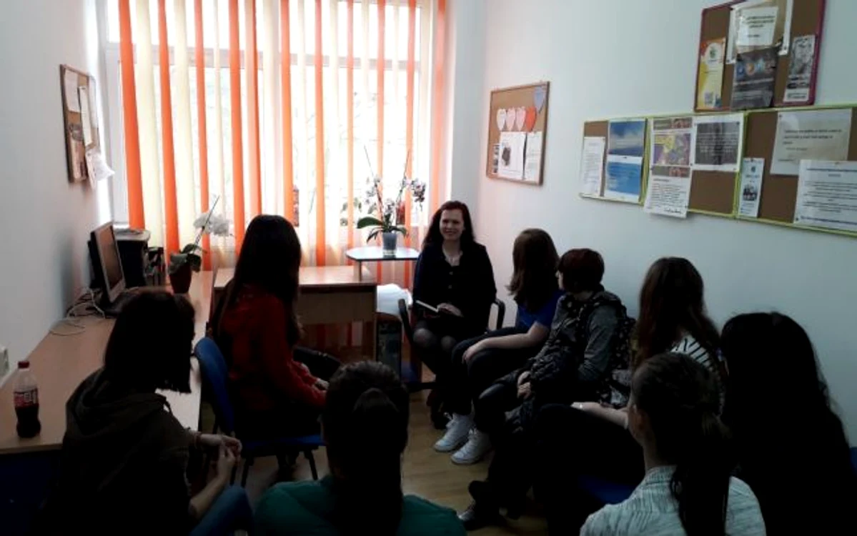 Mariana Oprea(centru) consiliază elevi de la Colegiul Naţional Barbu Ştirbei din Călăraşi FOTO Arhivă personală Mariana Oprea
