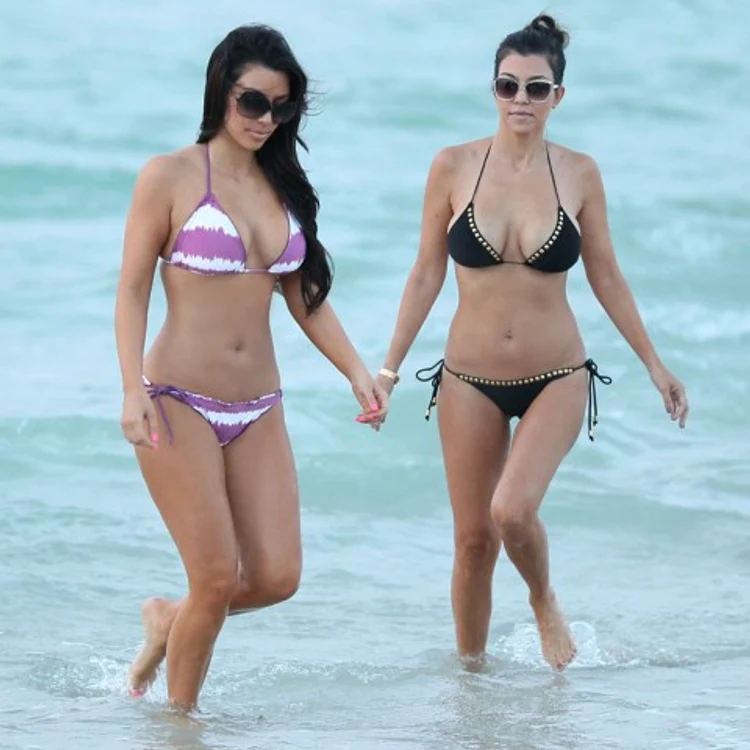 Kim şi Kourtney Kardashian (Foto: thesuperficial.com)