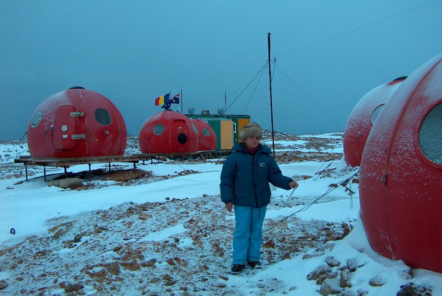 13 ianuarie: A fost inaugurată Stația Law-Racoviță, prima stație românească permanentă de cercetare și explorare din Antarctica