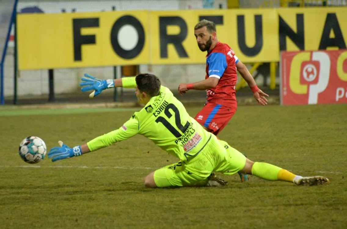 
    Portarul dinamovist Eșanu a mai limitat proporțiile scorului de la BotoșaniFOTO: Sportpictures.eu  