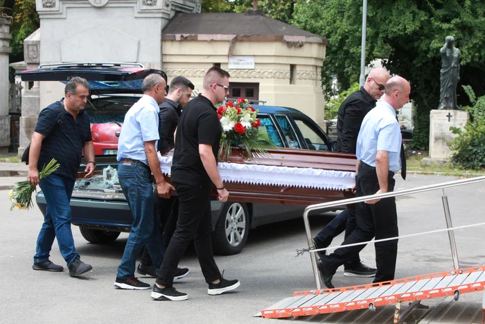 Sicriul lui Marcel Toader a fost depus la Cimitirul Bellu în prezența familieiFoto: Gheorghe Sever