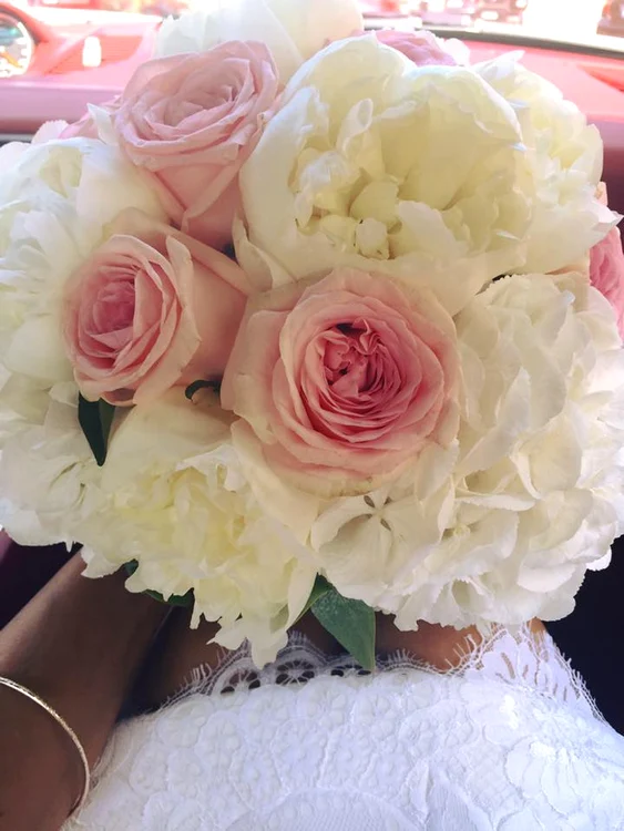Blonda a avut un superb buchet de mireasă cu hortensie şi trandafiri