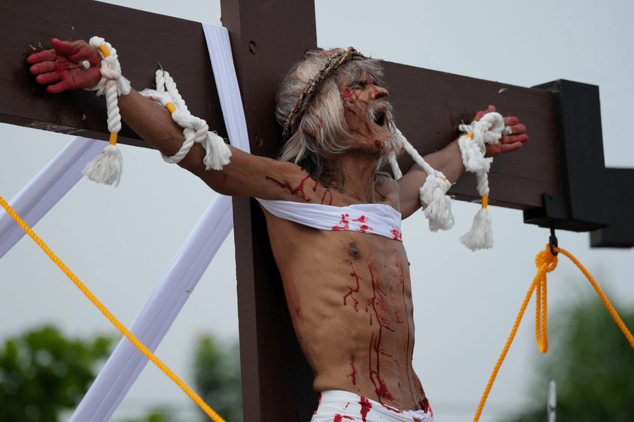 Răstignirile ritualice din Filipine. Bătut în cuie pe o cruce, un filipinez se roagă pentru ca războiul din Ucraina să ia sfârșit