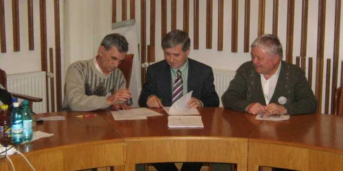Primarul Iuliu Ilyes şi preşedintele Asociaţiei Pensionarilor, Mircea Marian, (foto stinga) au semnat astăzi contractul de colaborare 