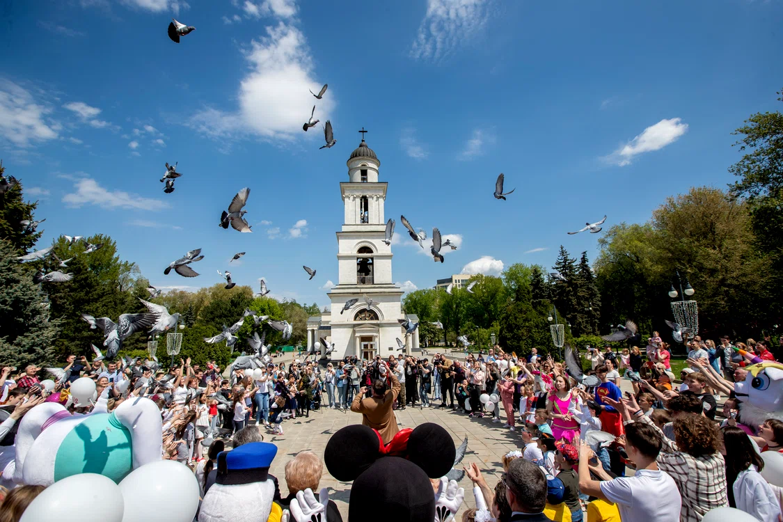 La 9 mai, copiii au eliberat porumbeii păcii la Chişinău pentru a sărbători paşnic ziua Victoriei