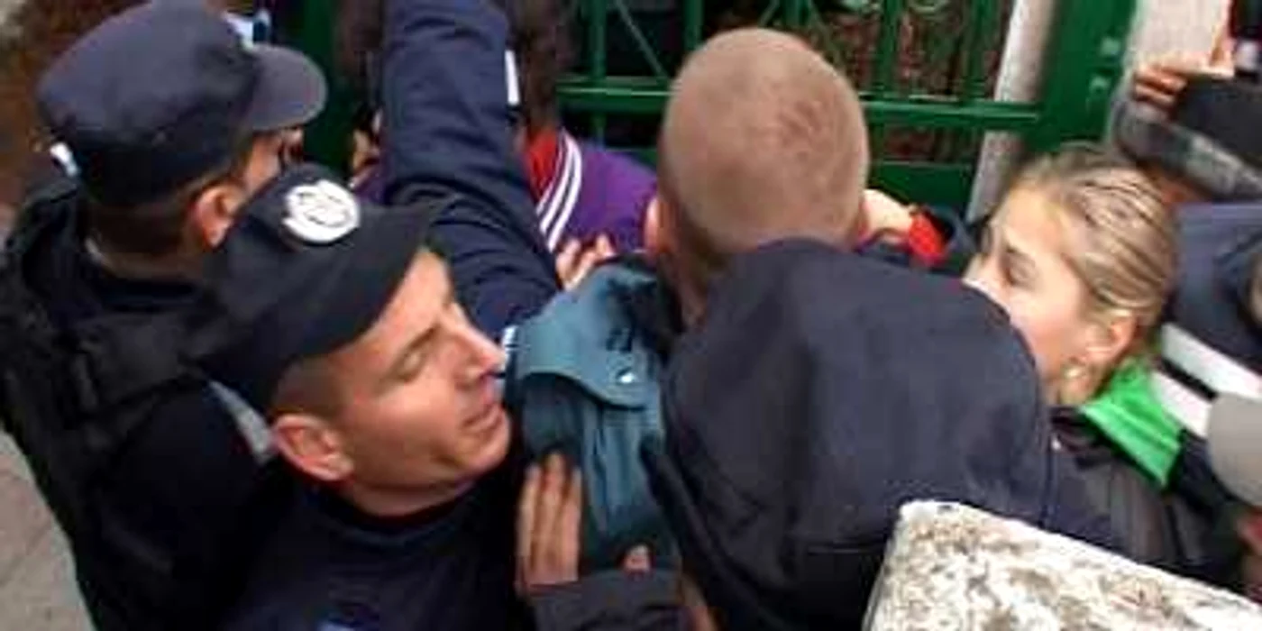 Jandarmii şi poliţiştii au intervenit în forţă pentru a potoli spiritele încinse 