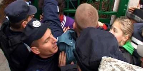 Jandarmii şi poliţiştii au intervenit în forţă pentru a potoli spiritele încinse 