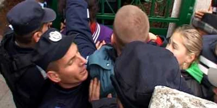 Jandarmii şi poliţiştii au intervenit în forţă pentru a potoli spiritele încinse 