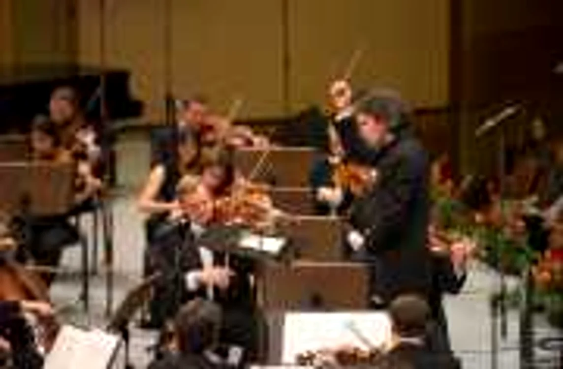 Dirijorul Vladimir Jurowski dirijând ansamblul britanic London Philharmonic FOTO: Sergiu Iczkovits