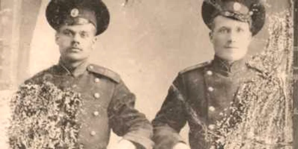 Ion Dragomir (stânga), în uniformă de sodat al armatei ţariste, în timpul Primului Război Mondial